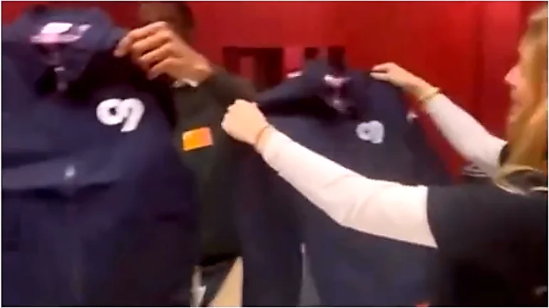 Remise de tenues lors de la rencontre avec PwC