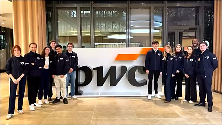 Étudiants du Master CARF devant le logo PwC