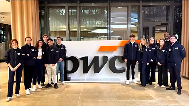 Promotion du Master CARF réunie lors d'une rencontre avec PwC